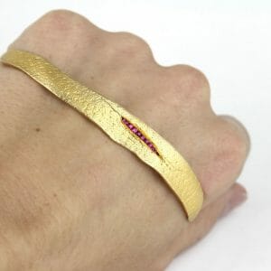 Skin-textured palm bracelet