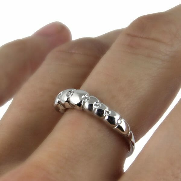 18k white gold ring with 6 diamonds